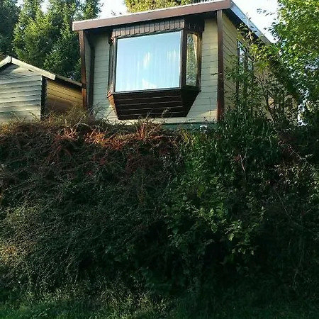 Nette Vakantiechalet Bovenaan Fantastische Terrassencamping 캠프장